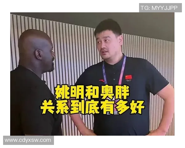 姚明机场偶遇粉丝热情合影留念见证篮球巨星亲和力与魅力